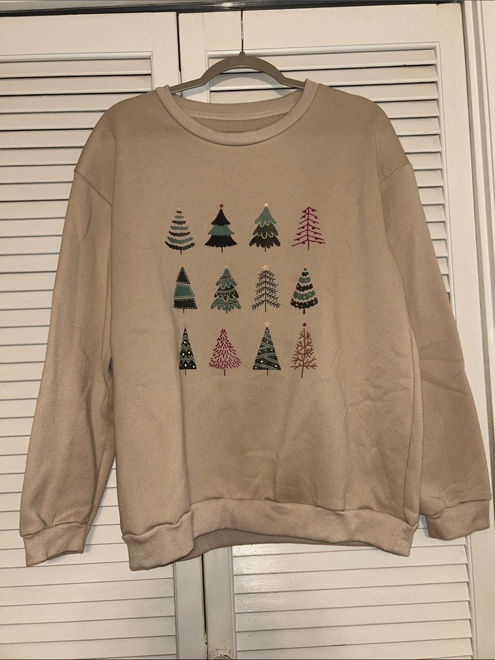 SHEIN Beige Crewneck Sweatshirt with Festive Tree Print